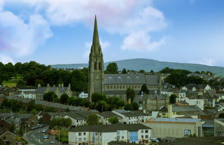 IRL4649 Overlooking the city of Derry, Northern Ireland