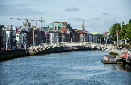 IRL5316 The 1816 Ha'penny Bridge over the River Liffey