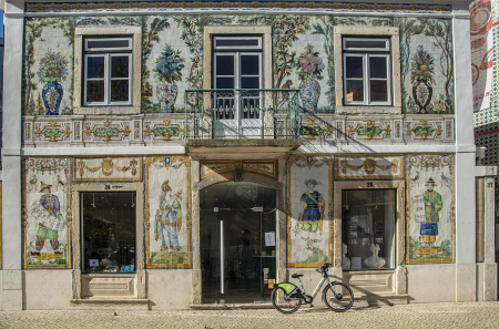 The use of Portuguese decorative tiles